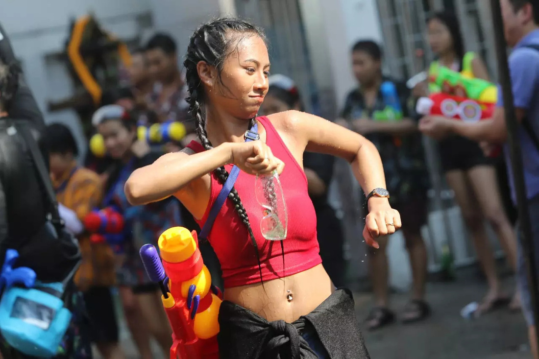 Không chỉ du khách nước ngoài, những bạn trẻ Thái Lan cũng đã bắt đầu hòa mình vào làn nước mát và âm nhạc sôi động trên con đường Khaosan kể từ khi lễ hội nước được khai mạc lúc 12h trưa ngày 13-4 - Ảnh: THAIRATH