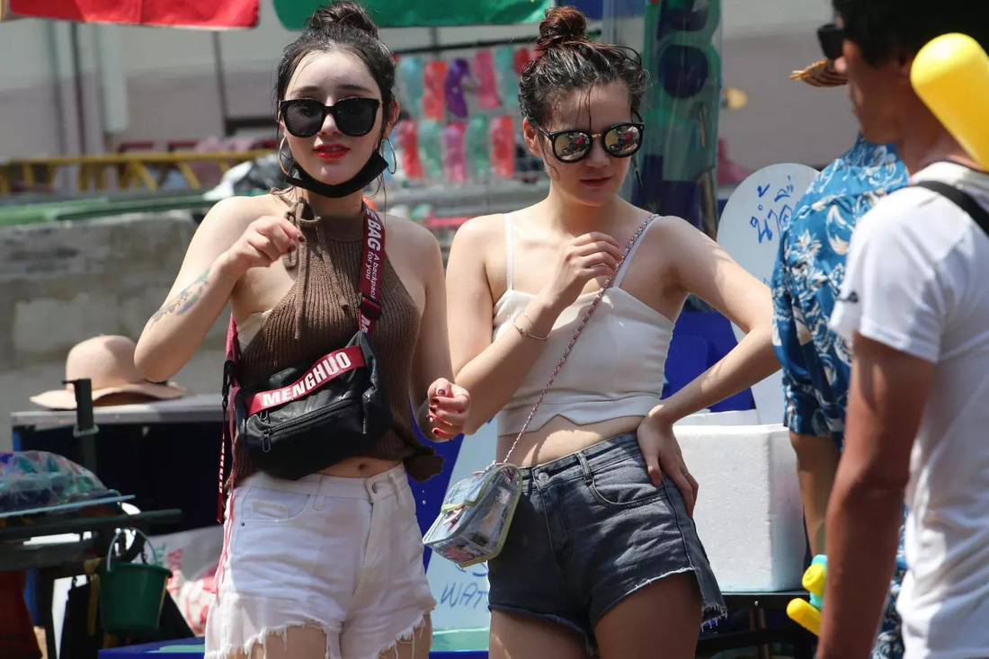 Dù chính phủ Thái Lan ban hành lệnh cấm các trang phục tắm đối với nữ và cấm cởi trần đối với nam nhưng các du khách từ khắp nơi trên thế giới vẫn vui chơi cuồng nhiệt tại thủ đô Bangkok - Ảnh: THAIRATH