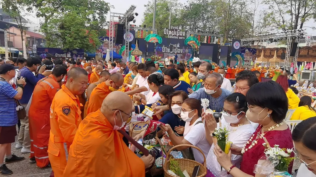 Những người dân thuộc cộng đồng người dân tộc Lanna tại tỉnh Chiangmai, miền bắc Thái Lan bắt đầu Tết Songkran bằng việc cúng dường cho các nhà sư để cầu phúc vào sáng ngày 13-4 - Ảnh: THAIRATH