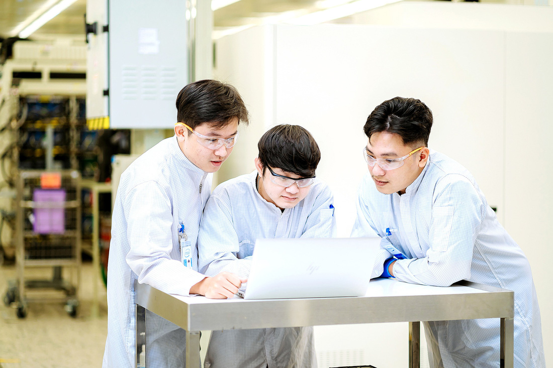 Nhân viên làm việc tại Nhà máy Intel Products Việt Nam - Ảnh: Intel cung cấp