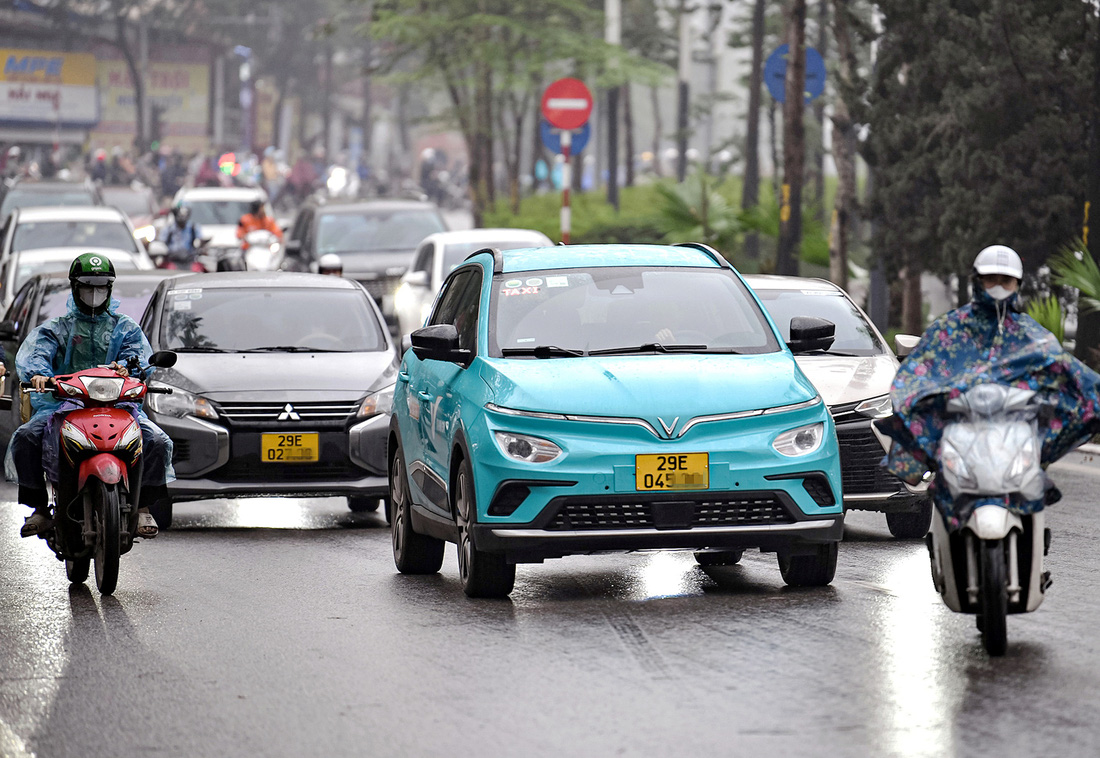 Taxi điện của Công ty Xanh SM đã chính thức đi vào hoạt động từ 14-4 tại Hà Nội - Ảnh: NAM TRẦN