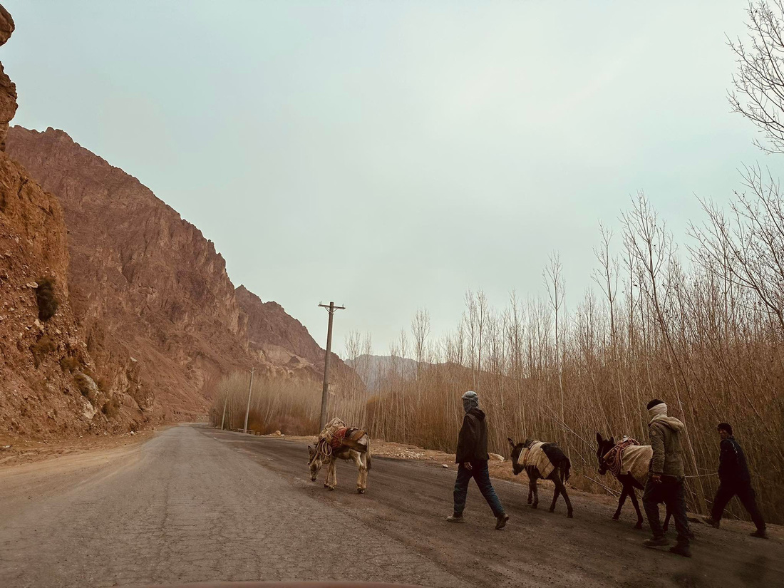 Một đoạn đường liên tỉnh ở Afghanistan - Ảnh: TRUNG NGHĨA