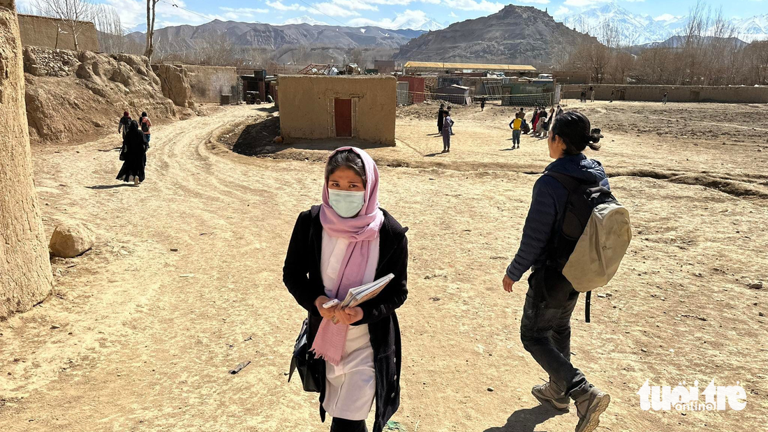 Nữ sinh Afghanistan đến trường