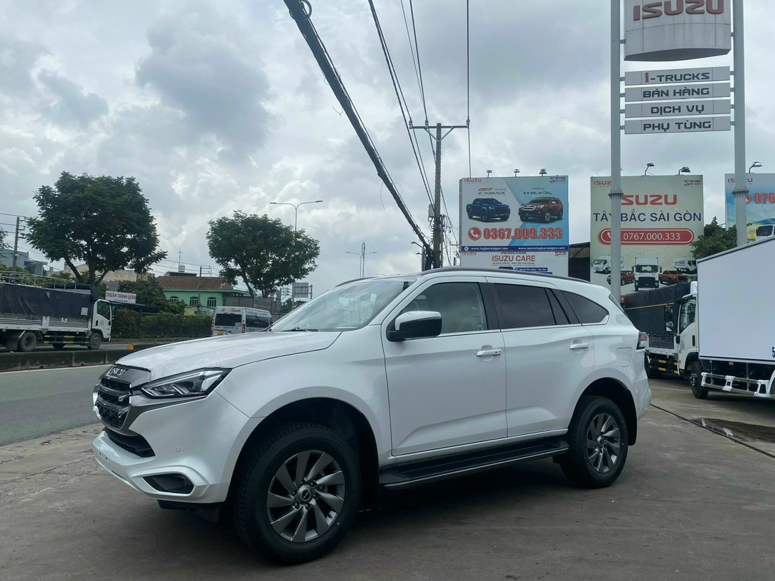 SUV 7 chỗ đua giảm giá: Ế như Isuzu mu-X đến hot như Fortuner, Santa Fe đều không ngoại lệ - Ảnh 2.