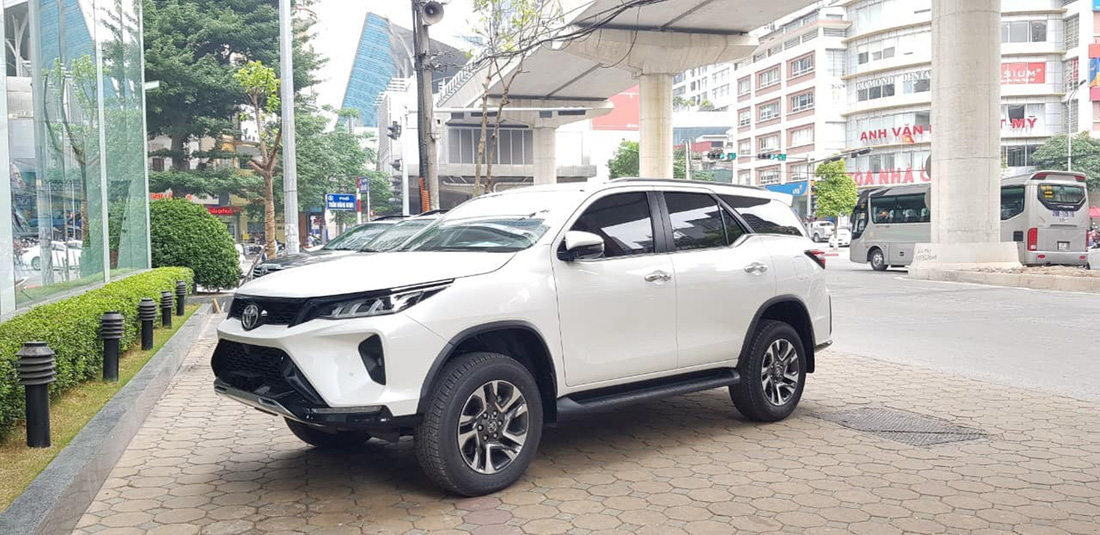 SUV 7 chỗ đua giảm giá: Ế như Isuzu mu-X đến hot như Fortuner, Santa Fe đều không ngoại lệ - Ảnh 1.