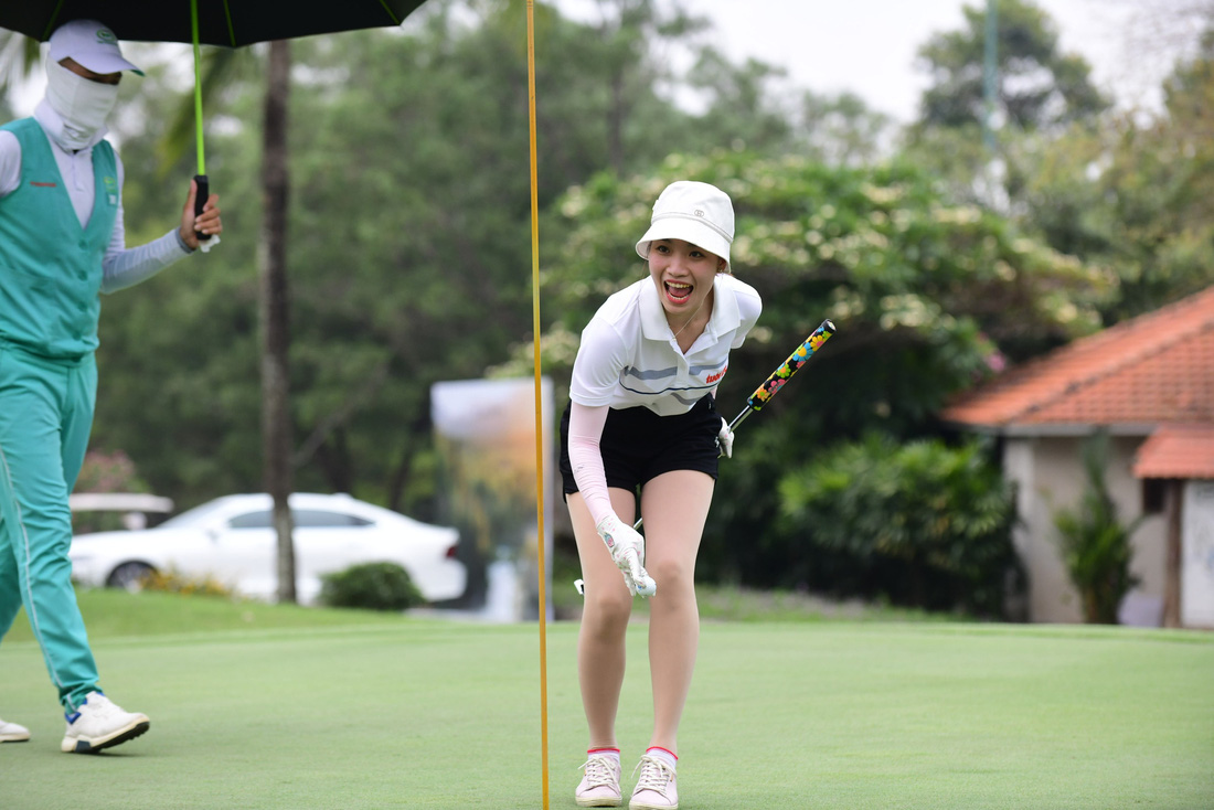 Golfer Hương Giang thực hiện thành công lỗ số 18 - Ảnh: QUANG ĐỊNH