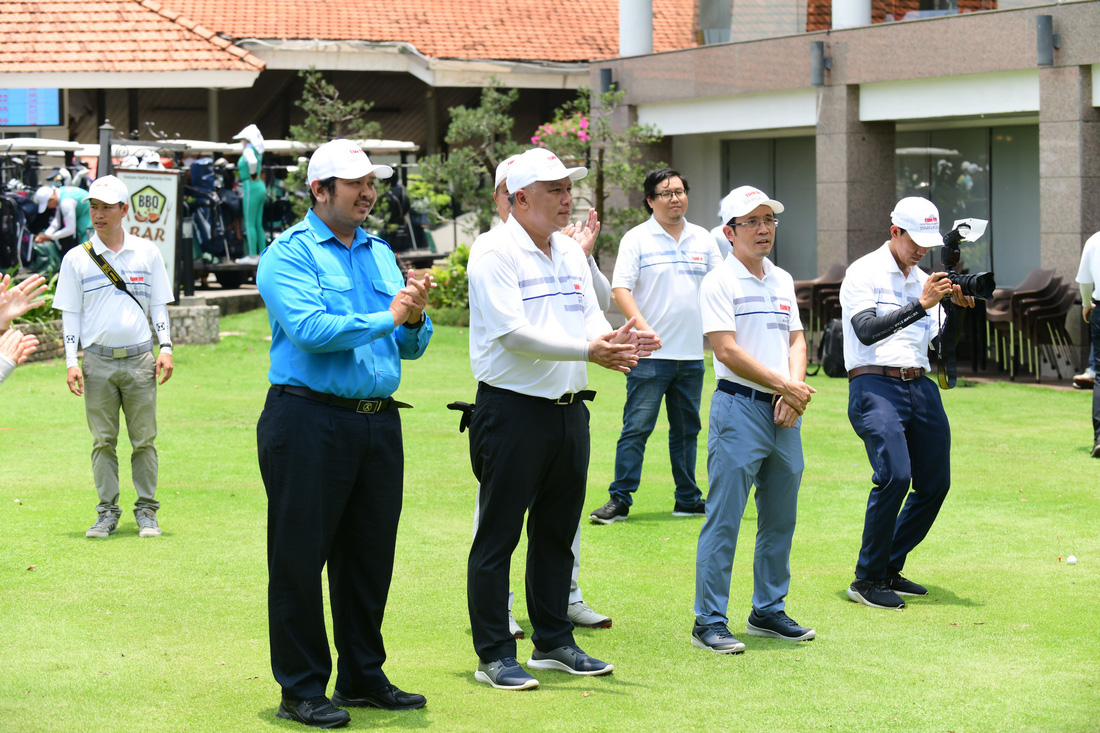 Ông Bùi Hữu Hồng Hải - phó chủ tịch Hội liên hiệp thanh niên Việt Nam TP.HCM (bên trái, ngoài cùng) tham dự Giải Tuổi Trẻ Golf Tournament For Start-up 2023 - Ảnh: QUANG ĐỊNH.