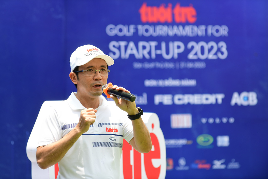 Ông Trần Xuân Toàn, phó Tổng biên tập Báo Tuổi Trẻ, trưởng ban tổ chức Tuổi Trẻ Start-Up Award 2023 phát biểu khai mạc Giải Tuổi Trẻ Golf Tournament For Start-up - Ảnh: QUANG ĐỊNH