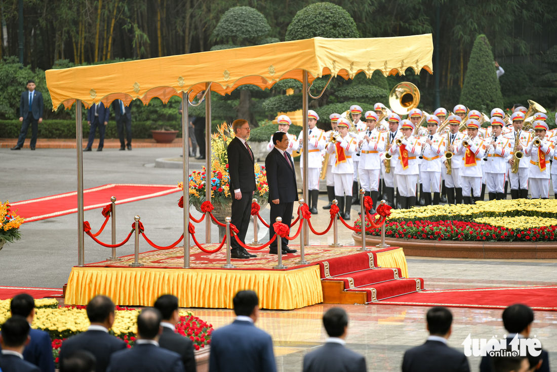 Thủ tướng Phạm Minh Chính đón và hội đàm với Thủ tướng Czech Petr Fiala - Ảnh 2.