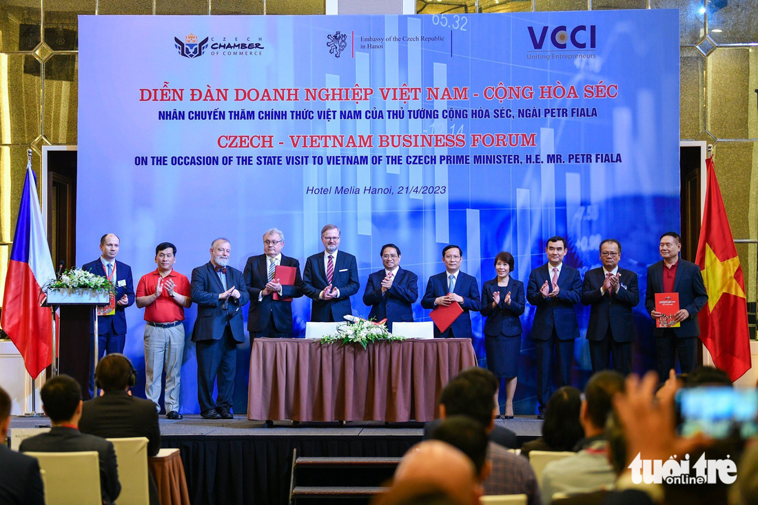 Đại diện Vietjet Air và trường bay F Air của Czech trong lễ ký văn bản hợp tác trước sự chứng kiến của Thủ tướng Phạm Minh Chính và Thủ tướng Czech Fiala - Ảnh: NAM TRẦN