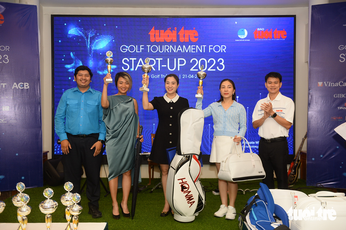 Các golfer nữ nhận giải trong đêm gala - Ảnh: QUANG ĐỊNH