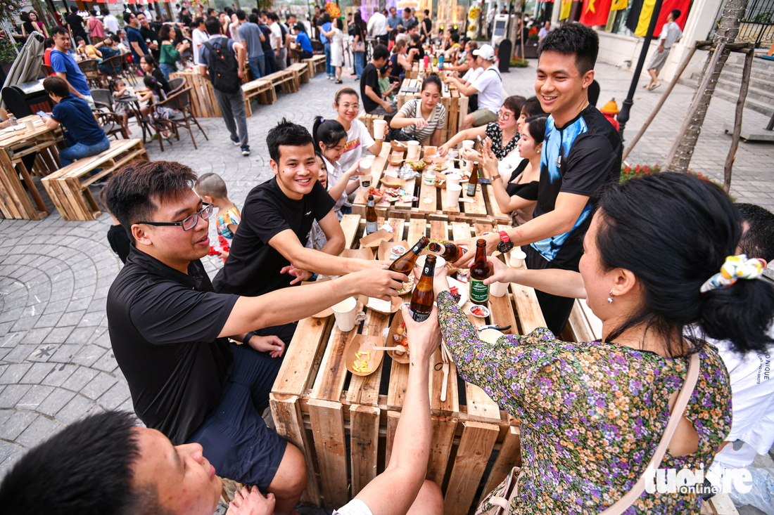 Không khí vui vẻ tại lễ hội bia thủ công Việt - Bỉ mang lại trải nghiệm tuyệt vời cho người tham gia - Ảnh: NAM TRẦN