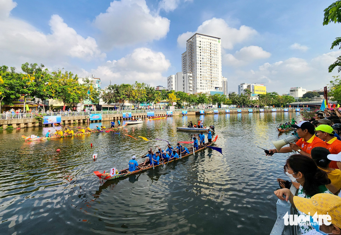 Đua ghe ngo trên kênh Nhiêu Lộc - Thị Nghè - Ảnh 2.