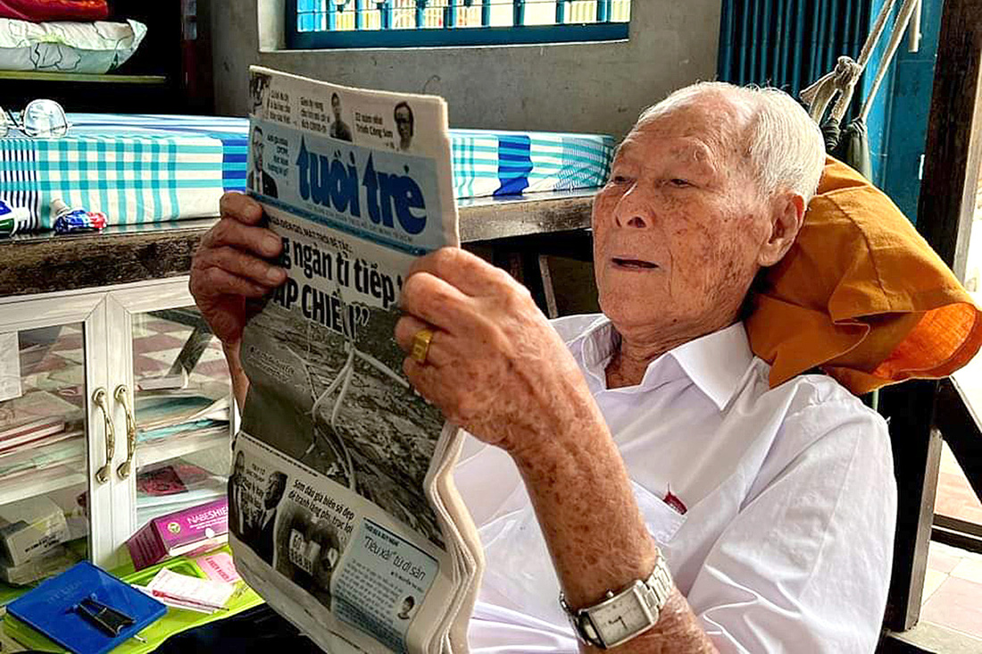 101 tuổi, cụ Cang vẫn cập nhật tin tức qua báo giấy và báo mạng  - Ảnh Y.TRINH