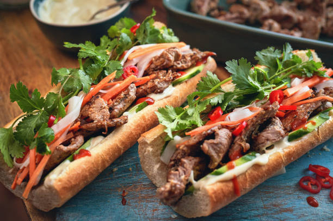 Top 24 món bánh mì kẹp ngon nhất thế giới gọi tên bánh mì Việt Nam - Ảnh 1.