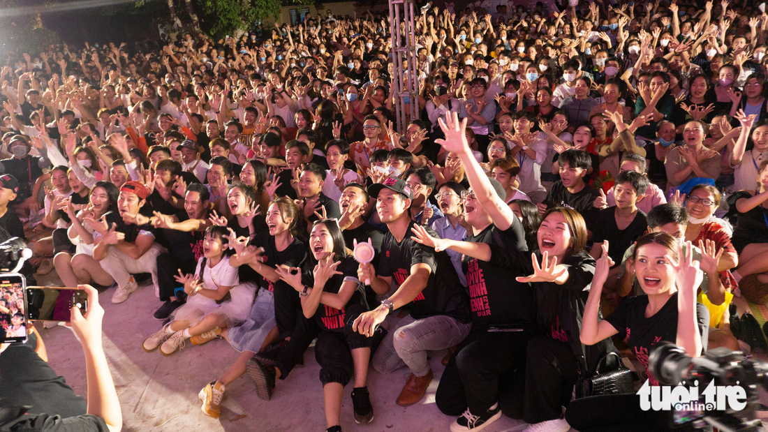 2.000 dân làng chiếu hào hứng xem Lật mặt 6 - Ảnh 1.