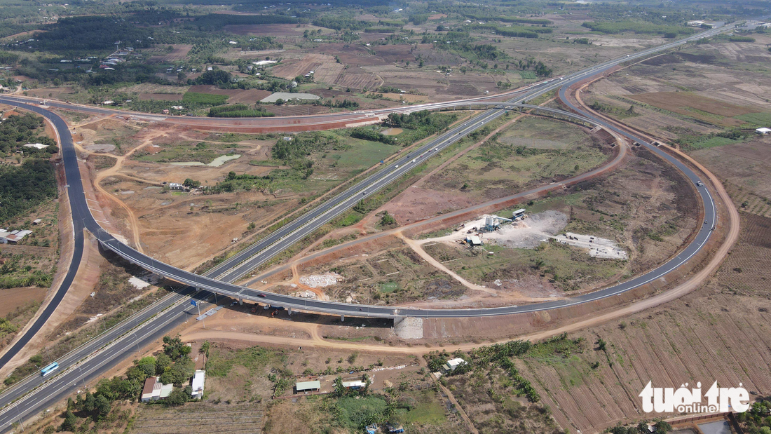 Chạy đến đoạn km43 cao tốc TP.HCM - Long Thành - Dầu Giây ở huyện Thống Nhất (Đồng Nai) sẽ gặp nút giao và rẽ phải vào cao tốc Phan Thiết - Dầu Giây. Cùng hướng này, xe từ Long Thành, Nhơn Trạch (Đồng Nai) cũng có thể đi lên nút giao ở quốc lộ 51 để vào cao tốc Phan Thiết - Dầu Giây