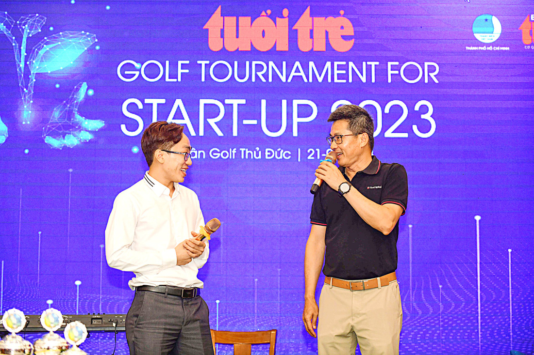 Ông Hoàng Đức Trung (phải), giám đốc VinaCapital Ventures, trả lời câu hỏi của anh Nguyễn Tự Tin (chủ thương hiệu Phở’S) trong đêm gala trao giải Golf for Start-up 2023 giữa các doanh nhân và gương mặt start-up tiêu biểu tại sân golf Thủ Đức, TP.HCM ngày 21-4 - Ảnh: Q.ĐỊNH