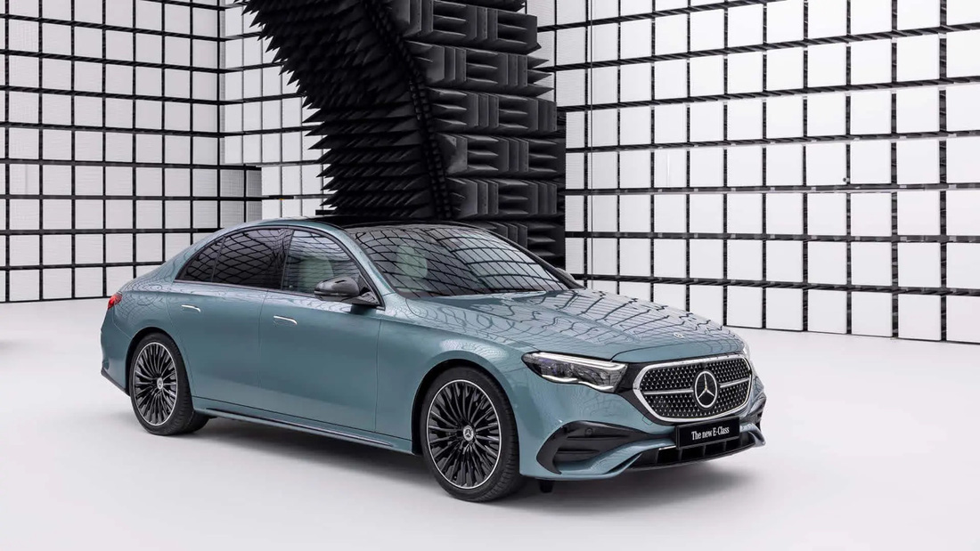 Mercedes-Benz E-Class 2024 ra mắt: Như xe điện, tràn ngập công nghệ, xem được TikTok, họp Zoom - Ảnh 2.