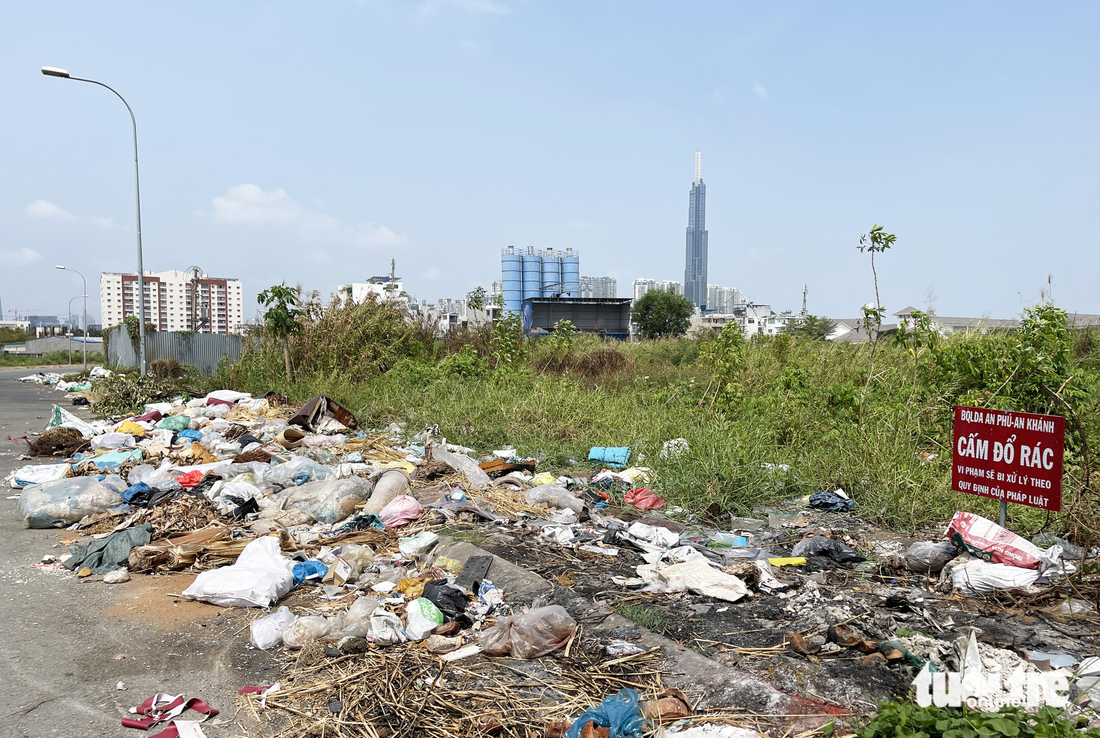 Rác chất đống bất chấp bảng cấm tại một tuyến đường trong khu đô thị An Phú - An Khánh, TP Thủ Đức - Ảnh: LÊ PHAN