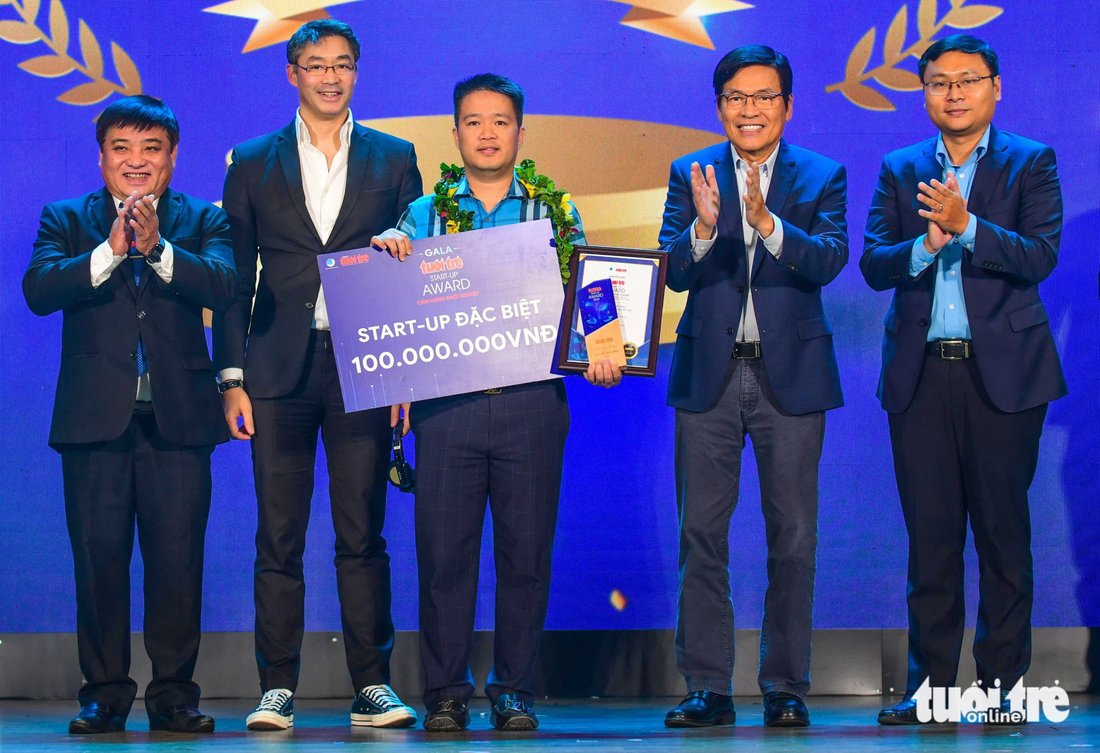 CEO Hồ Minh Đức nhận giải start-up đặc biệt của Tuổi Trẻ Start-up Award 2023 - Ảnh: QUANG ĐỊNH