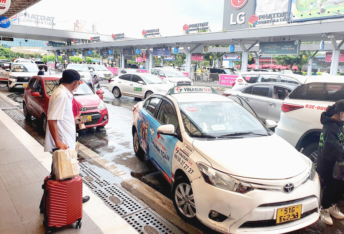 Các hãng xe công nghệ và taxi cho biết sẽ tăng mạnh số lượng đầu xe để đáp ứng nhu cầu đi lại của người dân tại Tân Sơn Nhất trong dịp lễ - Ảnh: C.TRUNG