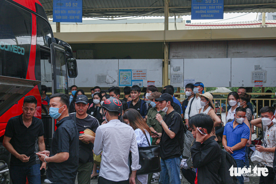 Nghỉ lễ 30-4 ở Hà Nội: Công an dùng flycam tìm chỗ kẹt xe - Ảnh 1.