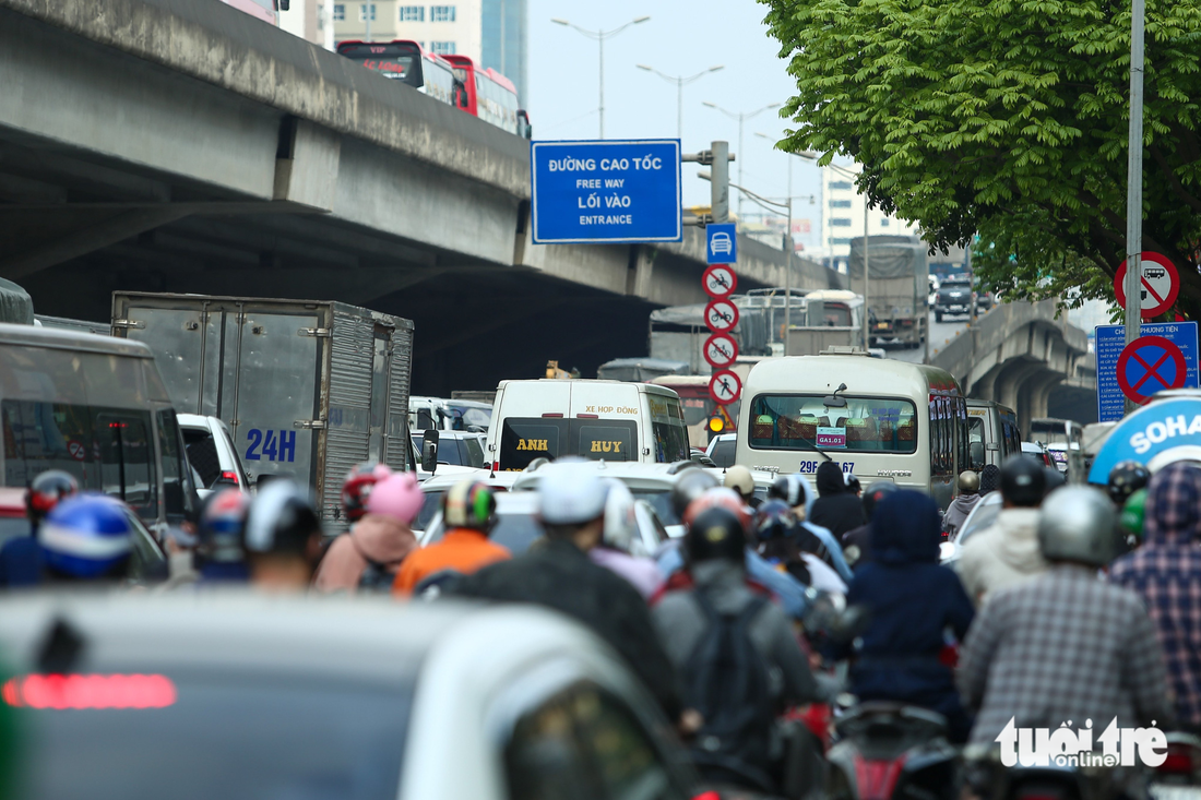 Nghỉ lễ 30-4 ở Hà Nội: Công an dùng flycam tìm chỗ kẹt xe - Ảnh 3.