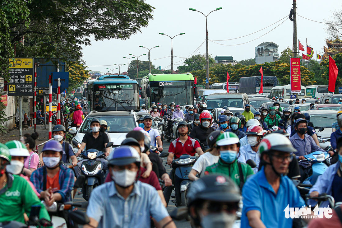 Nghỉ lễ 30-4 ở Hà Nội: Công an dùng flycam tìm chỗ kẹt xe - Ảnh 4.
