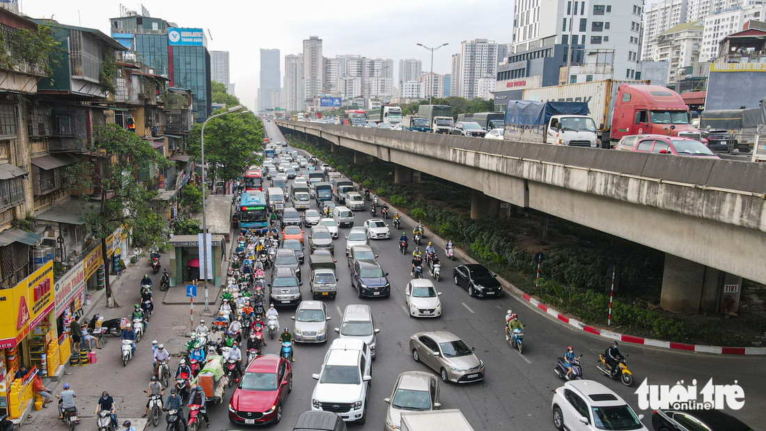 Nghỉ lễ 30-4 ở Hà Nội: Công an dùng flycam tìm chỗ kẹt xe - Ảnh 5.