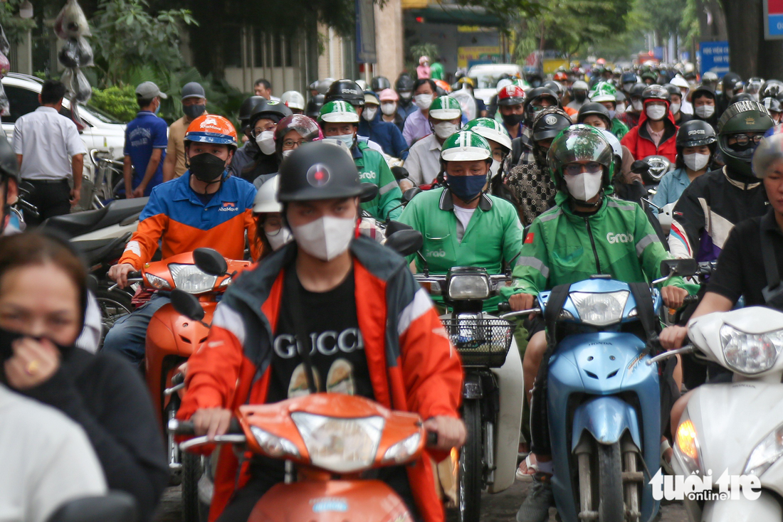 Nghỉ lễ 30-4 ở Hà Nội: Công an dùng flycam tìm chỗ kẹt xe - Ảnh 7.