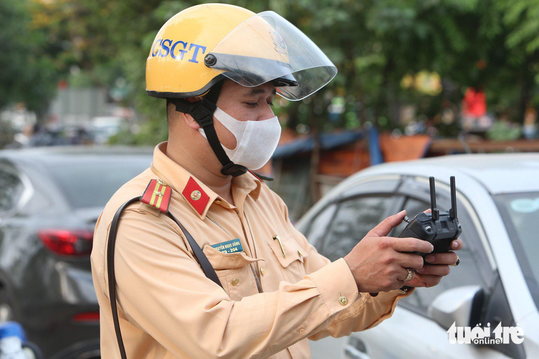 Nghỉ lễ 30-4 ở Hà Nội: Công an dùng flycam tìm chỗ kẹt xe - Ảnh 11.
