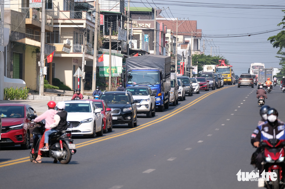 Đèo Bảo Lộc đông xe, cảnh sát túc trực để không tắc nghẽn - Ảnh 4.