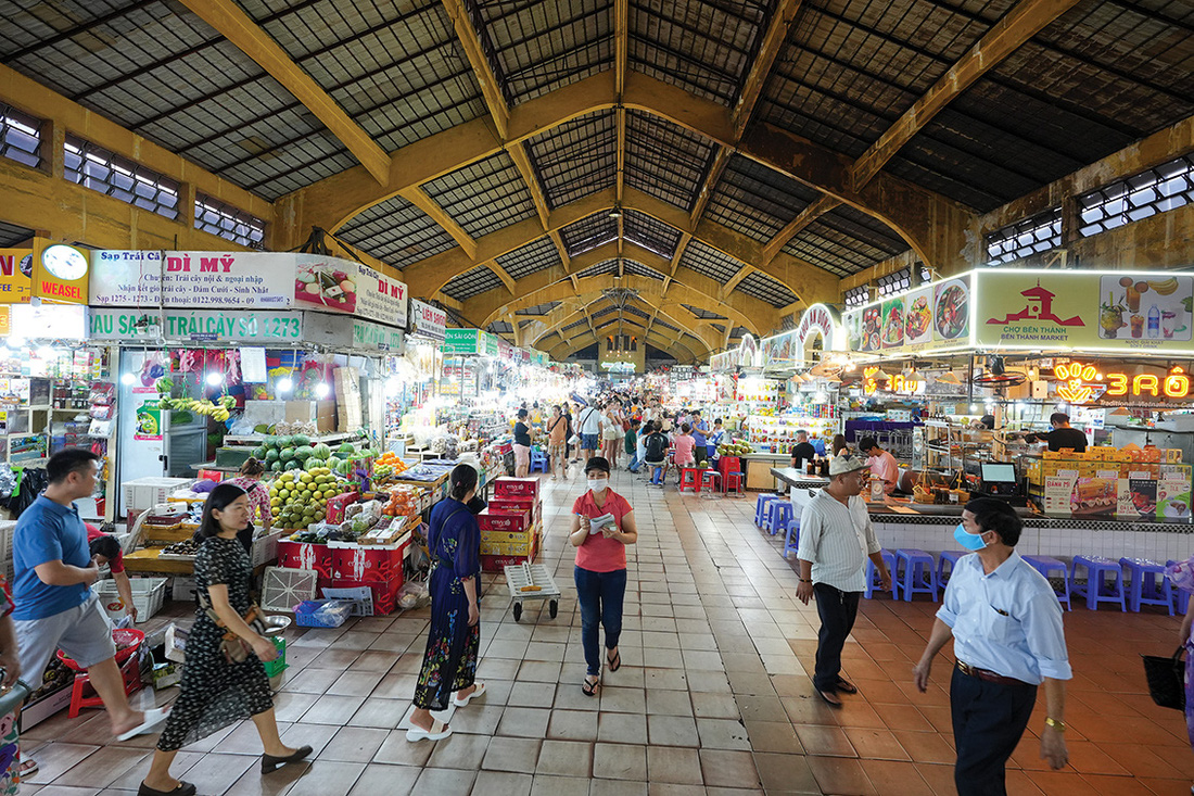 Trăm năm nay, chợ Bến Thành luôn thu hút khách du lịch trong ngoài nước- Ảnh: HỮU HẠNH