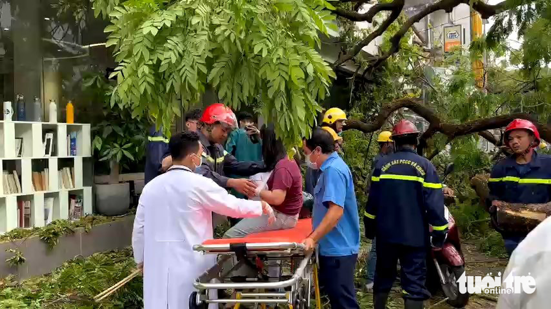 Cây xanh Trường THCS Trần Văn Ơn bật gốc, 1 học sinh và 5 người lớn bị thương - Ảnh 5.