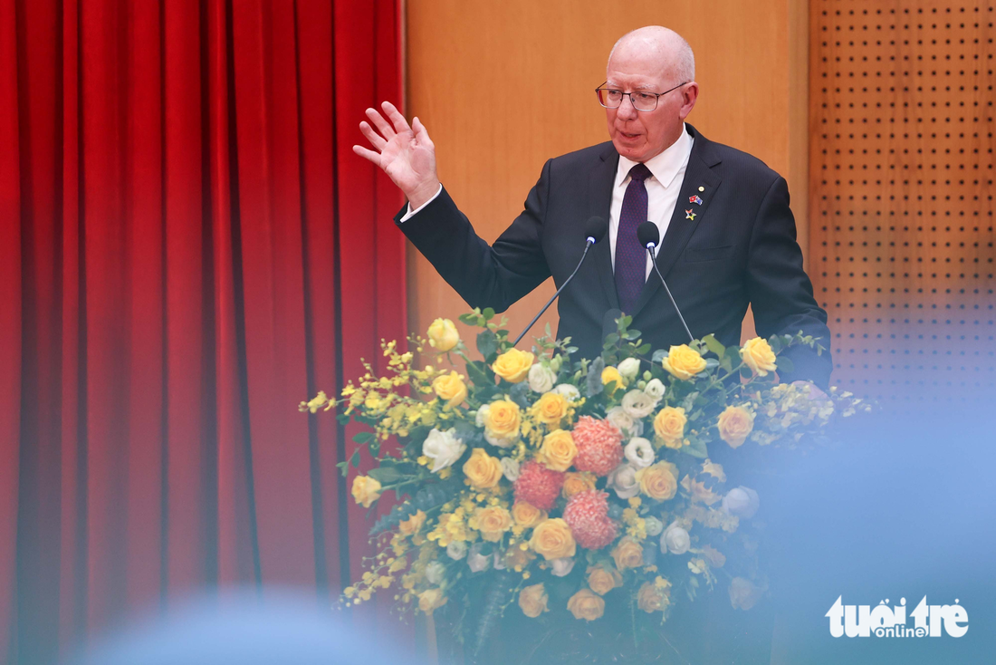 Toàn quyền Úc David Hurley chia sẻ khi đến thăm trụ sở Cục Gìn giữ hòa bình Việt Nam - Ảnh: NGUYỄN KHÁNH