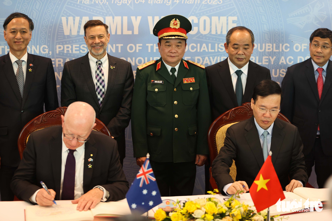 Chủ tịch nước Võ Văn Thưởng và Toàn quyền Úc David Hurley cùng viết sổ lưu niệm tại Cục Gìn giữ hòa bình Việt Nam - Ảnh: NGUYỄN KHÁNH