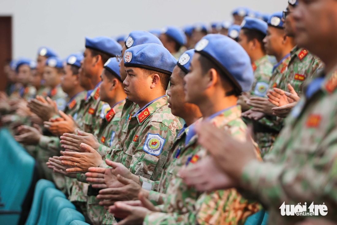 Các quân nhân mũ nồi xanh Việt Nam vỗ tay chào đón Chủ tịch nước và Toàn quyền Úc bước vào hội trường - Ảnh: NGUYỄN KHÁNH