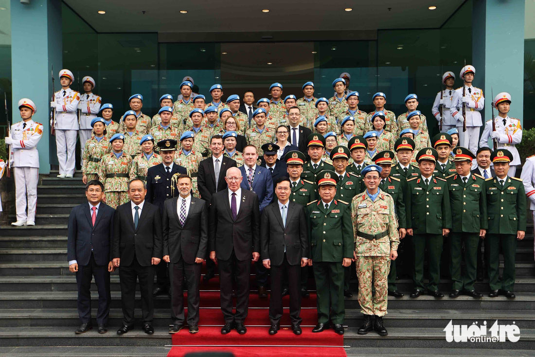 Chủ tịch nước Võ Văn Thưởng cùng Toàn quyền Úc David Hurley chụp ảnh với các sĩ quan cấp cao quân đội và quân nhân Cục Gìn giữ hòa bình Việt Nam - Ảnh: NGUYỄN KHÁNH