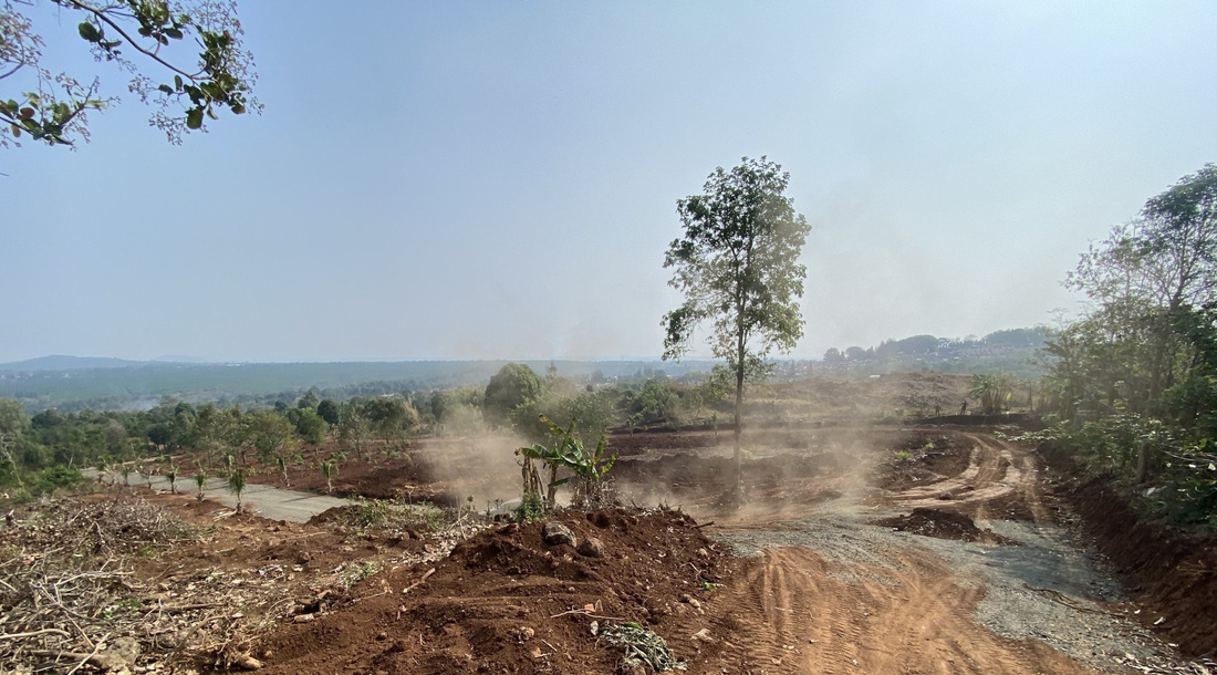 Lô đất của bà Nguyễn Thị Phương tại khu vực Đồi Chuối tự ý san gạt, tự ý làm đường đã bị xử phạt, cấm phân lô, xây dựng năm 2022 nay đã xây dựng một số hạng mục - Ảnh: TRUNG TÂN