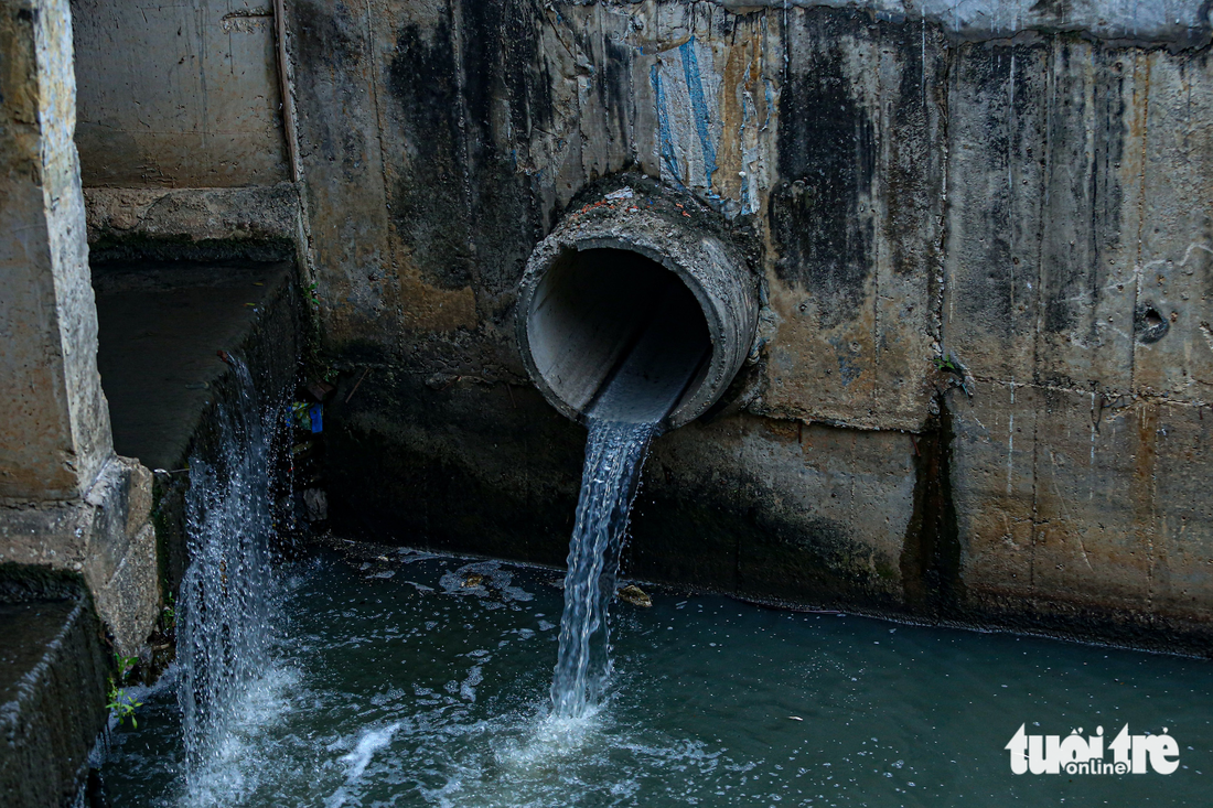 Dòng nước đen ngòm bị xả thải xuống mương dẫn đến hồ Phú Lộc IV thời điểm tháng 4-2023 - Ảnh: HÀ QUÂN