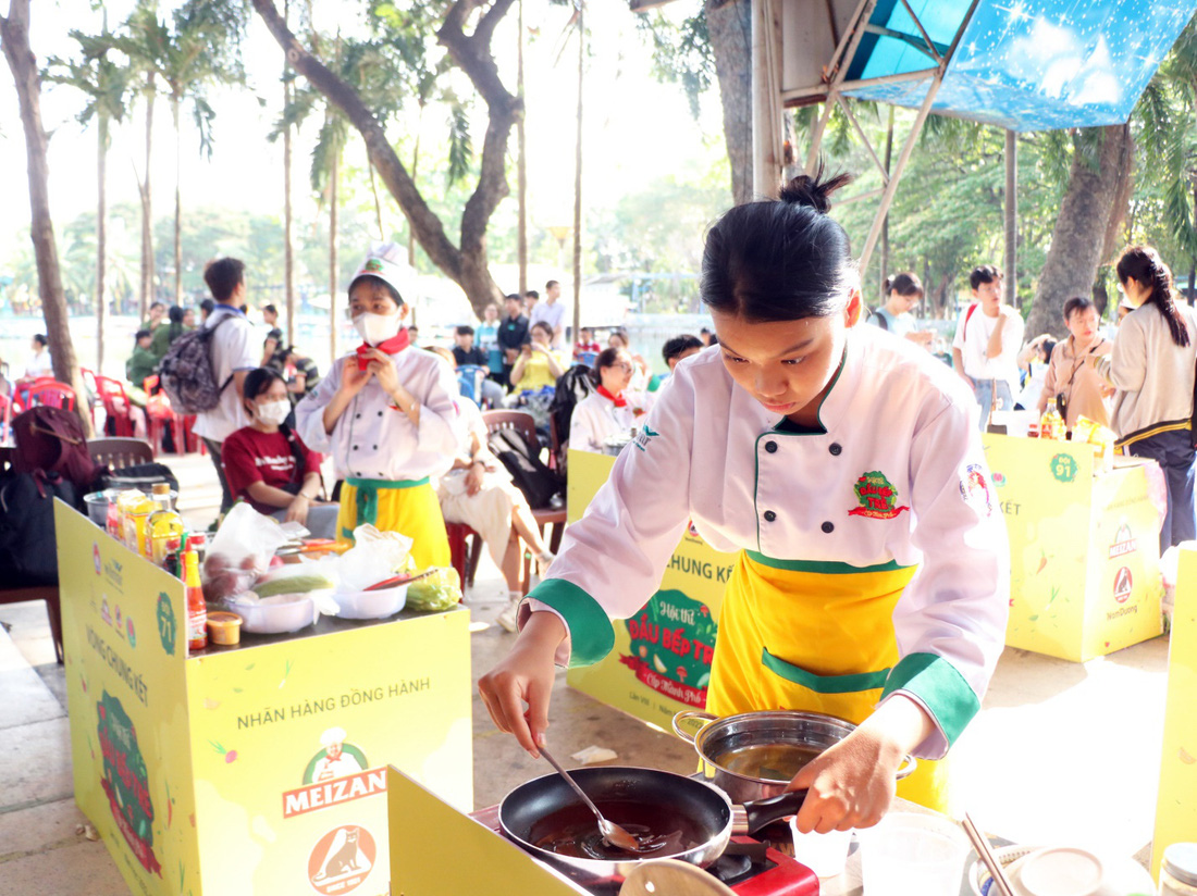 Hàng trăm học sinh TP.HCM tranh tài ‘vua đầu bếp’ - Ảnh 1.