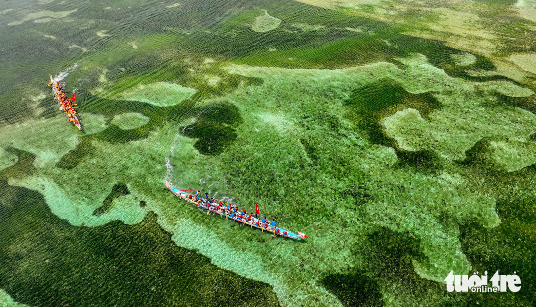 Du khách thích thú với màn đua thuyền Tứ Linh, ngắm đá ngầm Lý Sơn - Ảnh 1.