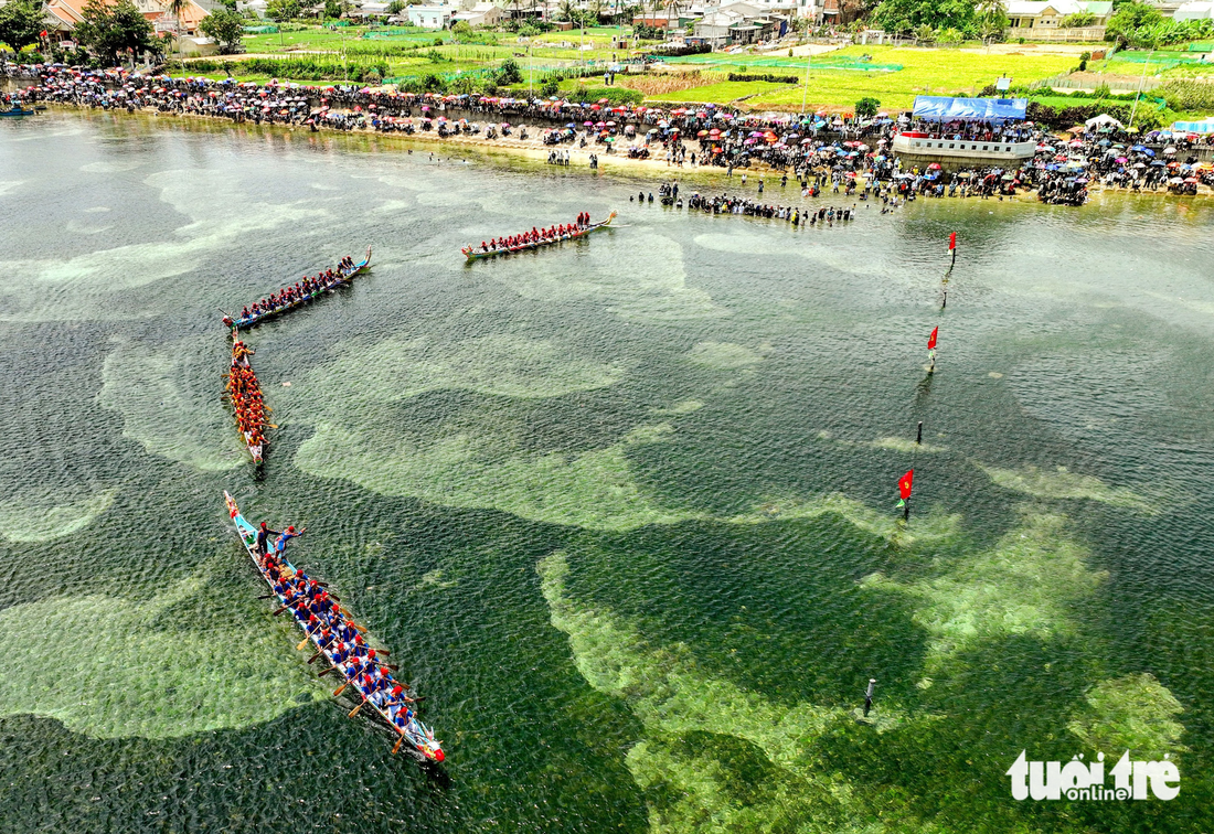 Du khách thích thú với màn đua thuyền Tứ Linh, ngắm đá ngầm Lý Sơn - Ảnh 4.