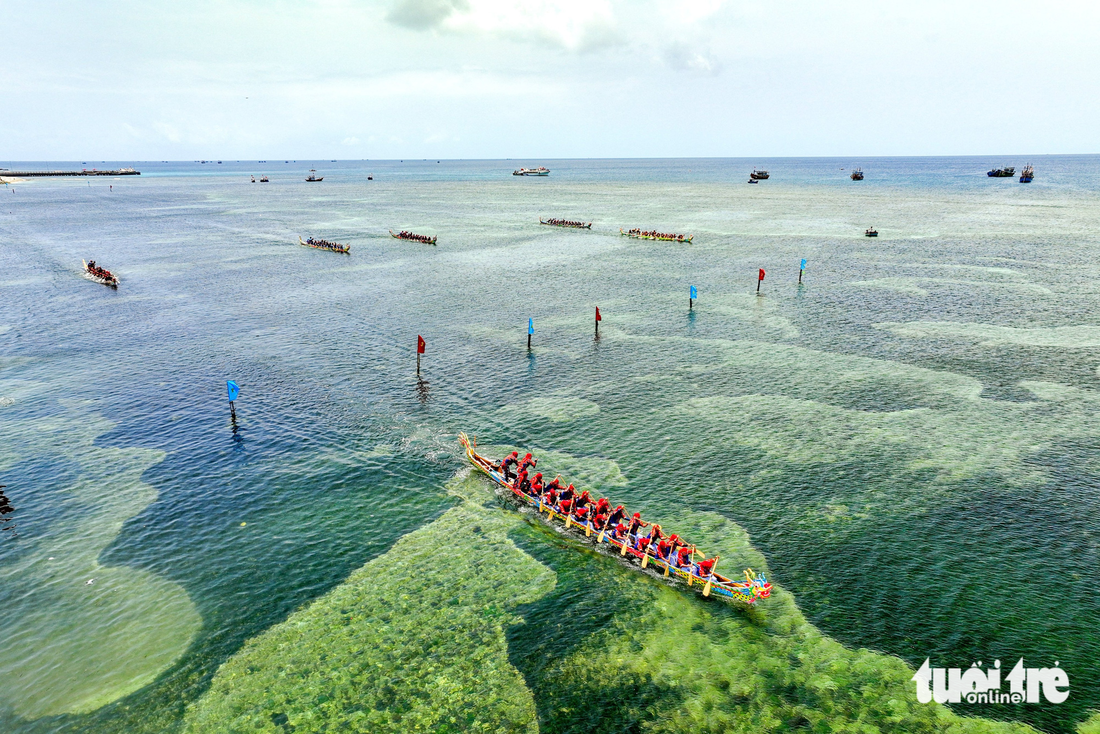 Du khách thích thú với màn đua thuyền Tứ Linh, ngắm đá ngầm Lý Sơn - Ảnh 5.