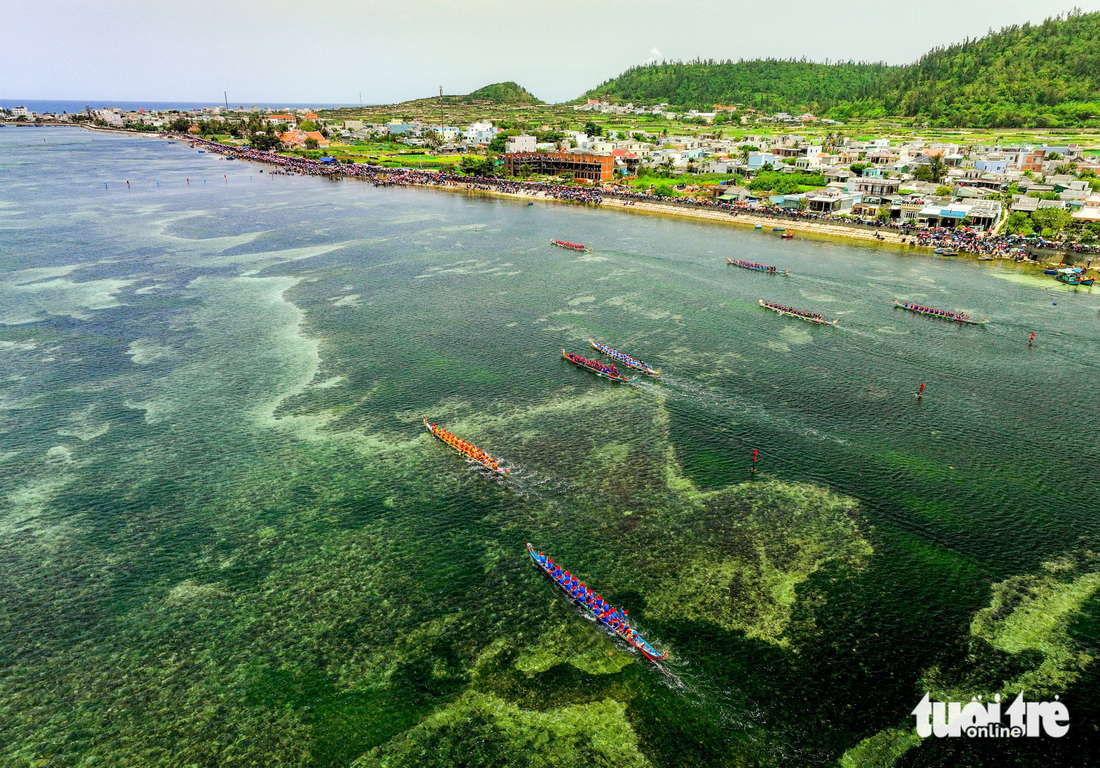 Du khách thích thú với màn đua thuyền Tứ Linh, ngắm đá ngầm Lý Sơn - Ảnh 6.