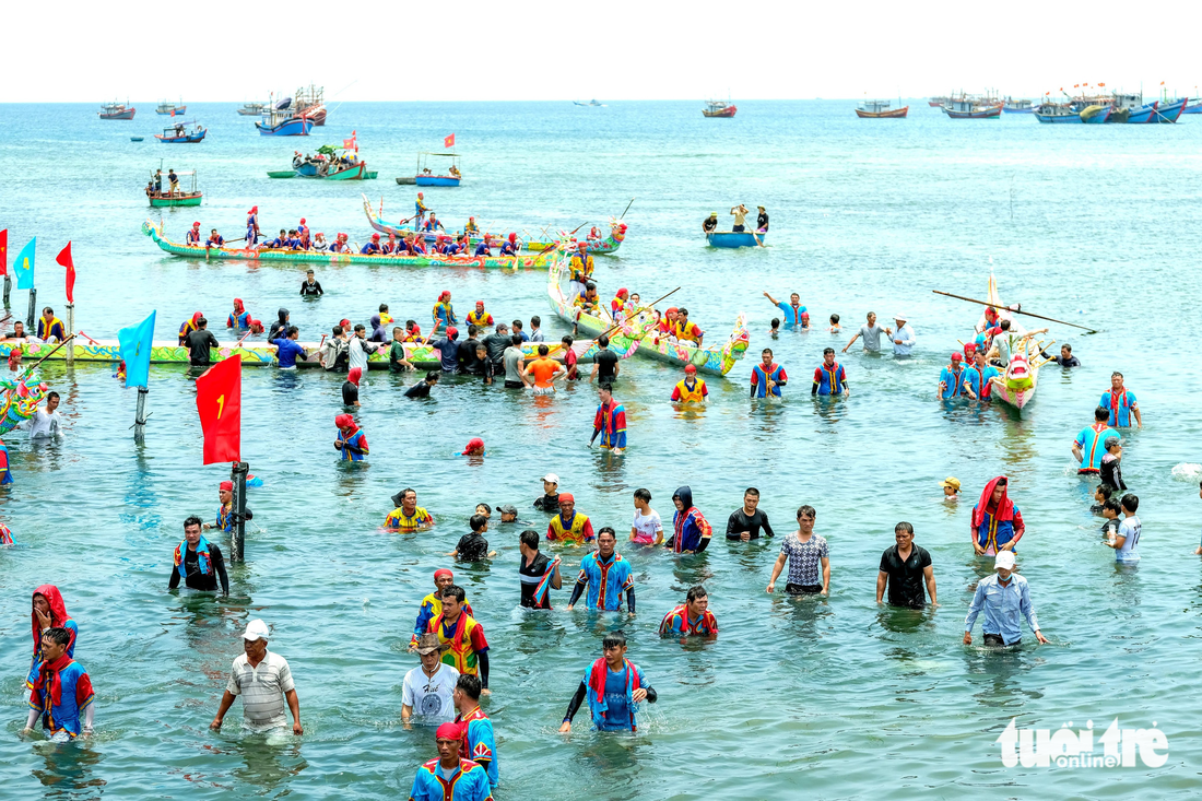 Du khách thích thú với màn đua thuyền Tứ Linh, ngắm đá ngầm Lý Sơn - Ảnh 7.