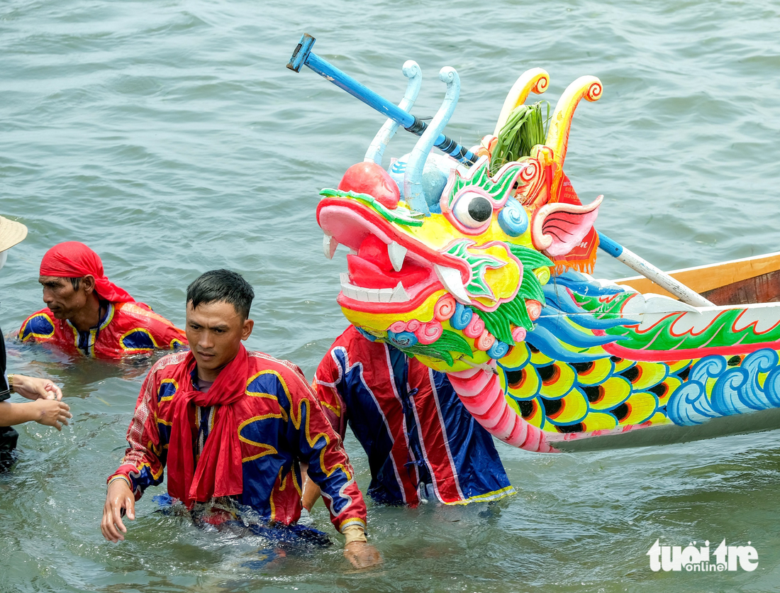 Du khách thích thú với màn đua thuyền Tứ Linh, ngắm đá ngầm Lý Sơn - Ảnh 13.
