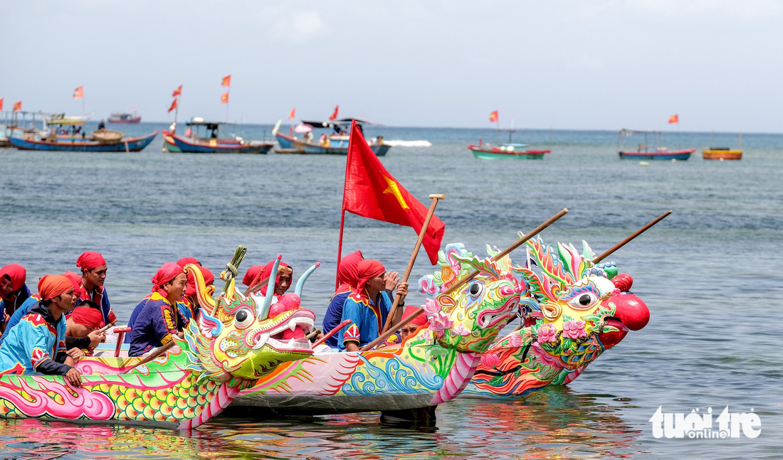 Du khách thích thú với màn đua thuyền Tứ Linh, ngắm đá ngầm Lý Sơn - Ảnh 14.
