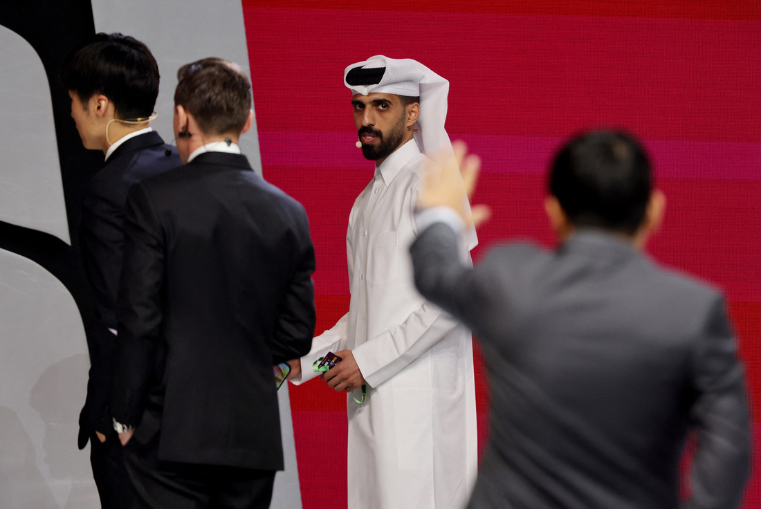 Hassan Al Haydos - một trong mỗi khách hàng chào tiếp tục tổ chức bốc thăm hỏi Asian Cup 2023 - Ảnh: REUTERS
